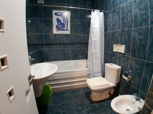 y baño con aseo, lavabo y bañera. en Belleview Apartments, en Tiflis