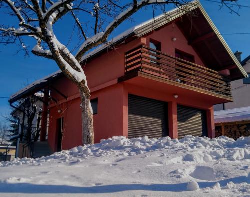 a red house with snow in front of it at Sweet House in Pale