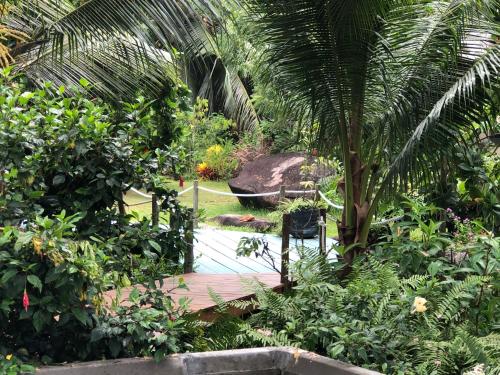 Сад в Domaine Desaubin Luxury Villas