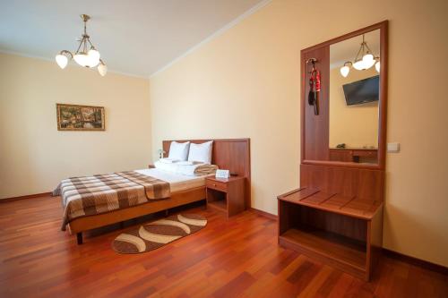 Una cama o camas en una habitación de Stanislaviv