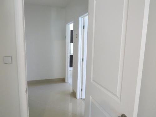 pusty korytarz z białymi drzwiami w pokoju w obiekcie Apartments Amfora w Biogradzie na Moru