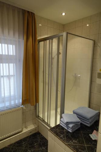 Ein Badezimmer in der Unterkunft Pension "Am Nico"