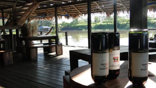 - deux bouteilles de vin assises au-dessus d'une table dans l'établissement Cabaña Flotante Kurupira, à Leticia