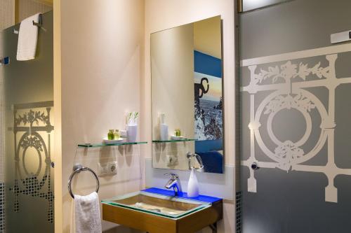 a bathroom with a sink and a mirror at Ur-Alde in San Sebastián