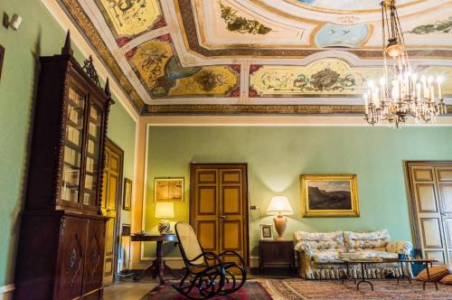 sala de estar con sofá y techo en Affascinante Villa Ottocentesca a Caltagirone en Caltagirone