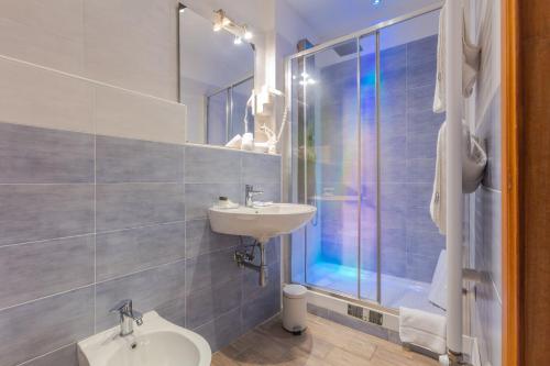 bagno con lavandino e doccia di Hotel Viterbo Inn a Viterbo
