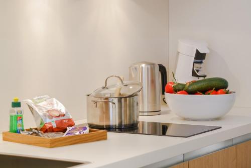 a kitchen counter with a bowl of vegetables and a mixer at INhouse - Wohnen auf Zeit in Ingolstadt