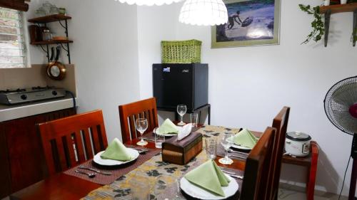 een eetkamer met een tafel en stoelen en een keuken bij JSB Residences Cebu B-flat in Consolation