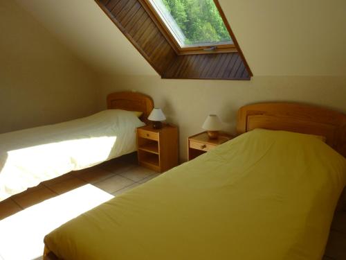 une chambre avec deux lits et une fenêtre dans l'établissement L'Edelweiss, à La Chapelle-en-Valgodemard