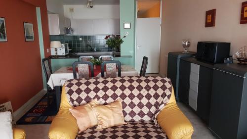 a living room with a couch in a kitchen at Isola Bella in Blankenberge