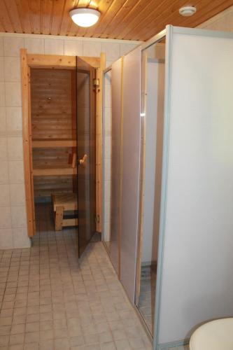 a hallway with a door leading into a bathroom at Коттедж в Финляндии, Enonkoski (желтый) in Enonkoski