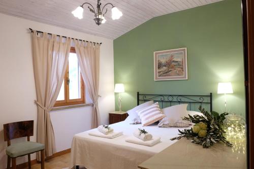 1 dormitorio con 1 cama con 2 toallas en Podere Le Lame Farmhouse, en Riparbella