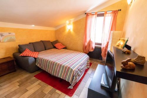 アオスタにあるCasa di Tia CIR 0067の小さなベッドルーム(ベッド1台、ソファ付)