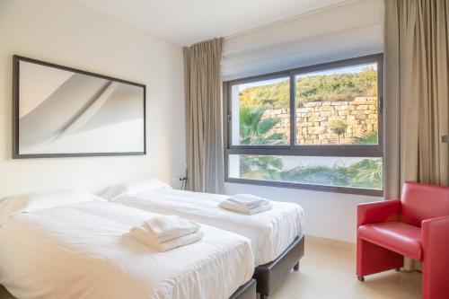 Krevet ili kreveti u jedinici u objektu Appartement-penthouse de luxe Finca Cortesin Le golfeur