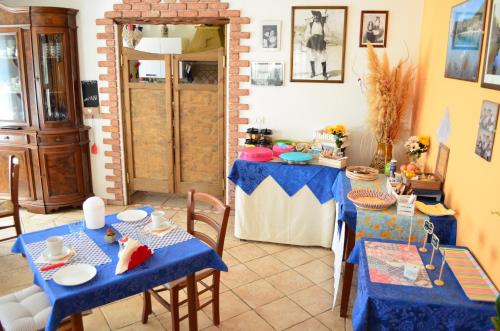 una sala da pranzo con 2 tavoli e una tovaglia blu di Agriturismo Pira Pinta a Dorgali