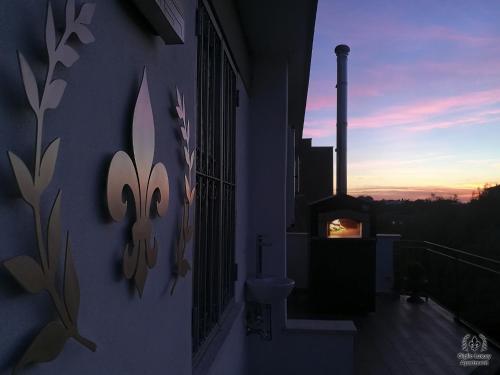 un muro con un volto dipinto sul lato di un edificio di Giglio Luxury Apartment - Chroma Italy a Roma