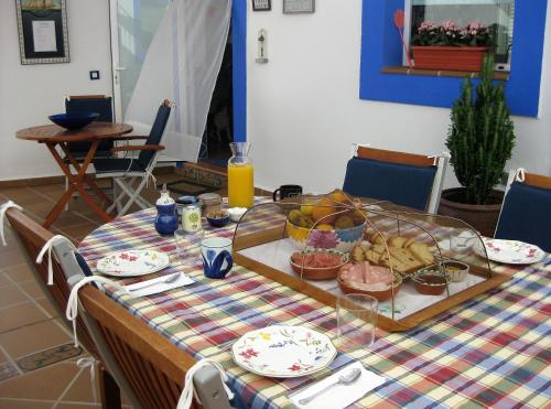 einen Tisch mit einem Tablett mit Essen drauf. in der Unterkunft Casa Agua Marina in San José