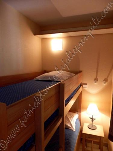 - une chambre avec des lits superposés dotés d'un matelas bleu dans l'établissement Magnifique Parc de la Presqu'île avec Piscine et Plage face à Porquerolles !, à Hyères