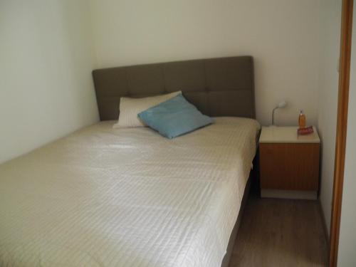 sypialnia z łóżkiem z niebieską poduszką w obiekcie Apartment Stubnerkogelblick w mieście Bad Hofgastein