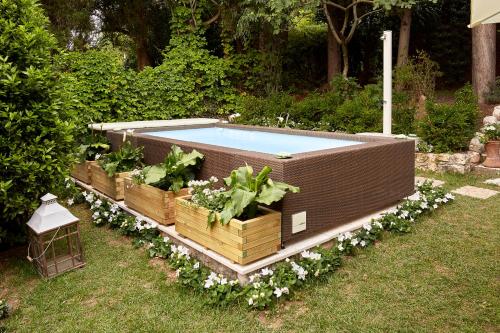 a swimming pool with a bunch of plants around it at Residenza Ca' degli Enzi in Verona