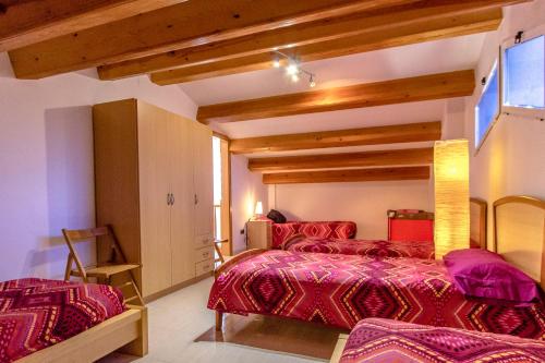 ロダ・デ・バラにあるCasa Montse Baràの部屋にベッドが2つある寝室