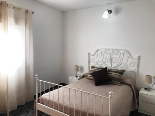 1 dormitorio con cama blanca y ventana en Alojamiento San Antonio, en Valle Gran Rey