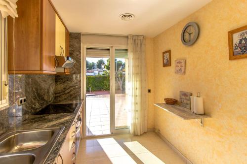 ロダ・デ・バラにあるCasa Montse Baràのキッチン(シンク、ガラスの引き戸付)