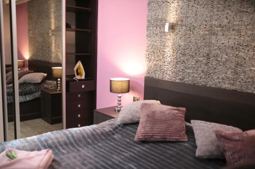 a bedroom with a bed and a mirror at Apartament Słowiański 150 mtr do Plaży centralnie polożony przy głównej promenadzie in Ustka