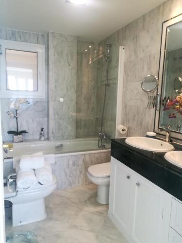 a bathroom with a toilet and a sink and a tub at Apartamento Panorama 180º in Altea