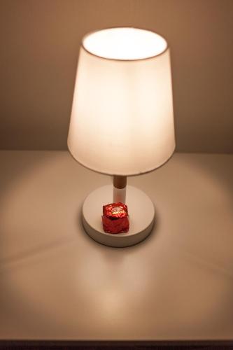a lamp with a red heart on a table at Modernes Studio im Herzen von Neustadt: PfalzLiebe in Neustadt an der Weinstraße