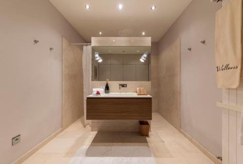 a bathroom with a sink and a mirror at Giardino Violetta in Lugano