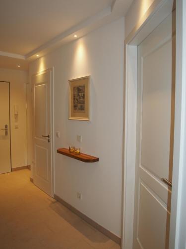 a hallway with a door and a shelf on the wall at Zum Inselparadies, Haus Meeresblick in Baabe