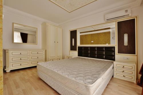 - une chambre avec un grand lit et une fenêtre dans l'établissement Golden Rainbow apartments, à Sunny Beach