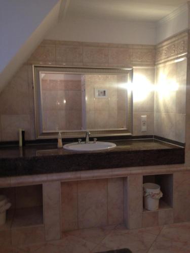a bathroom with a sink and a mirror at Düsseldorf Messe -Apartment Milan in Düsseldorf