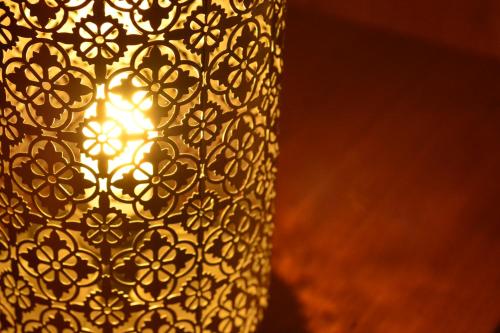 an image of a black and white patterned vase at Aparthotel Glovers Court in Preston
