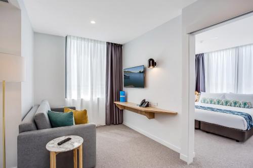 Ein Bett oder Betten in einem Zimmer der Unterkunft Mantra at Sharks