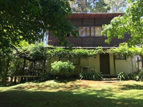 Taman di luar Chalet en el bosque
