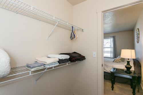 Habitación con armario, cama y espejo. en Gray Cloud Townhomes, en Meridian