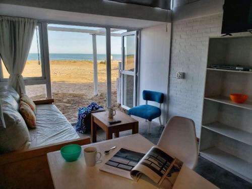 sala de estar con vistas a la playa en Medanos en Las Gaviotas