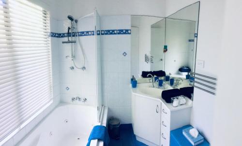 Phòng tắm tại Byron Beach Cabin