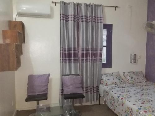 Ένα ή περισσότερα κρεβάτια σε δωμάτιο στο LOGEMENT DE 2 SYMPATIQUES PIECES