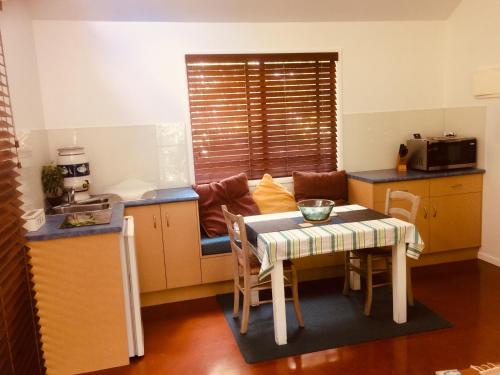 Dapur atau dapur kecil di Byron Beach Cabin