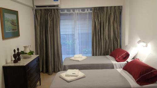 1 dormitorio con 2 camas y ventana en Retiro Apartment en Buenos Aires