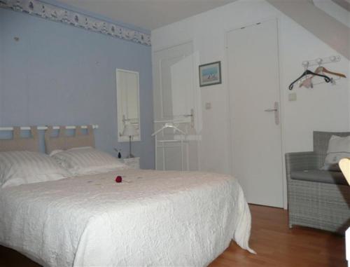 Un dormitorio con una cama con una bola roja. en Chambre d'Hotes Pause en Chemin en Condette