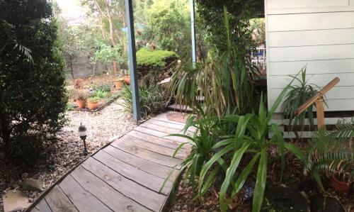 Taman di luar Byron Beach Cabin