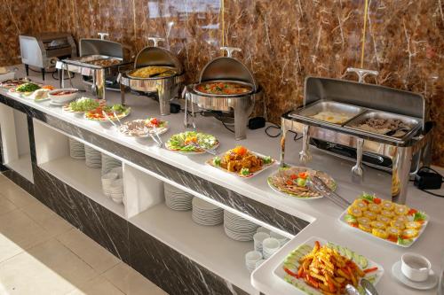un buffet avec de nombreux plats dans l'établissement Corvin Hotel, à Vung Tau
