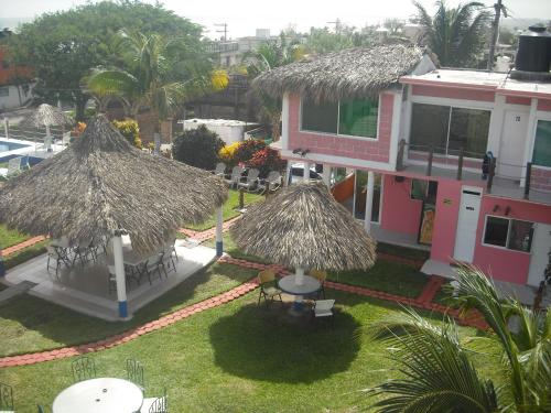 an aerial view of a house with umbrellas at Hotel Villas del Rey in Chachalacas