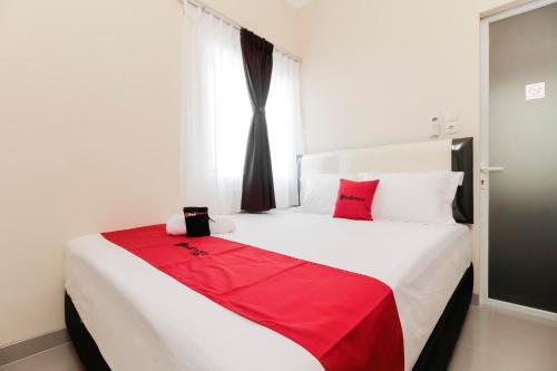 Postel nebo postele na pokoji v ubytování RedDoorz near Soekarno Hatta Airport
