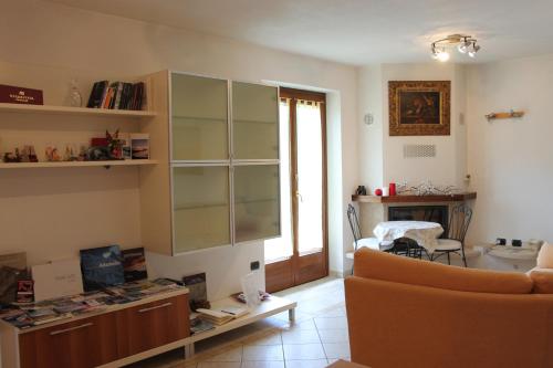 uma sala de estar com um sofá e uma mesa em Villetta Nembra em Edolo