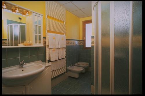 a bathroom with a sink and a toilet at Villa Maiella in Guardiagrele